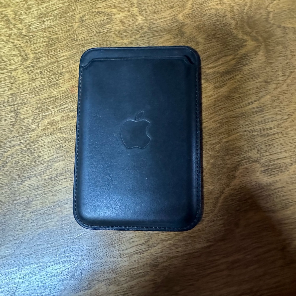 Apple wallet for MagSafe black, like new